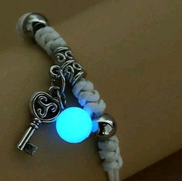 Glow in the dark "Key" Bracelet - Picture 3 of 3